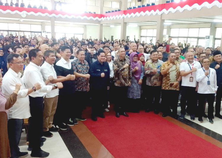 Menteri BUMN Erick Thohir foto bersama usai menyampaikan kuliah umum di Pontianak.(matra)