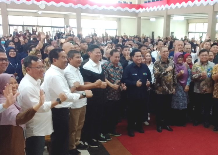 Menteri BUMN Erick Thohir foto bersama mahasiswa dan Rektor Universitas Tanjungpura Pontianak, Garuda Wiko.(matra)