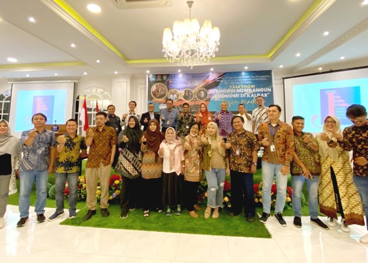 Pengurus Fojekha foto bersama narasumber talkshow ekonomi.