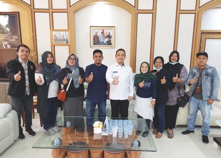 Wagub Kalbar, Ria Norsan foto bersama kru Fojekha.(ist)