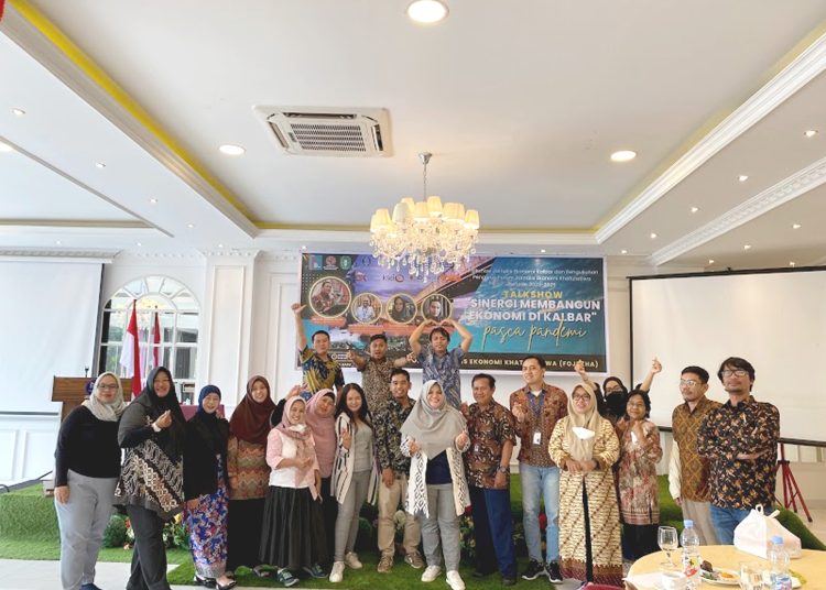 Foto bersama Fojekha dan peserta talkshow ekonomi di Pontianak.