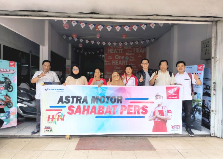 Kru Astra Motor Kalbar bersama jurnalis di Astra Honda Authorized Service Station (AHASS).(ist)