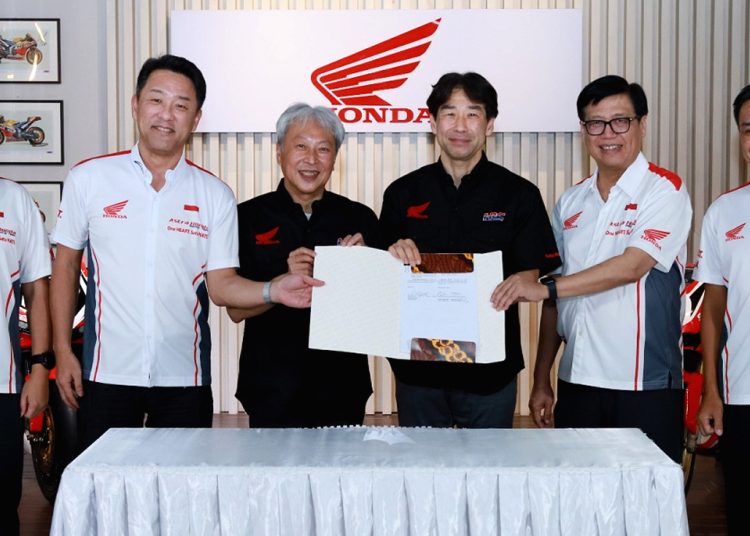Dari kiri, Marketing Director AHM Thomas Wijaya, President Director AHM Keiichi Yasuda, Honda Racing Corporation (HRC) 2W Director - Shinya Wakabayashi,  Honda Racing Corporation (HRC) Director -Tetsuhiro Kuwata , Executive Vice President Director AHM Johannes Loman, dan Marketing Director AHM Tetsuya Komine usai melakukan penandatanganan kerjasama kegiatan balap HRC melalui logo One Heart dan Satu Hati.(ist)