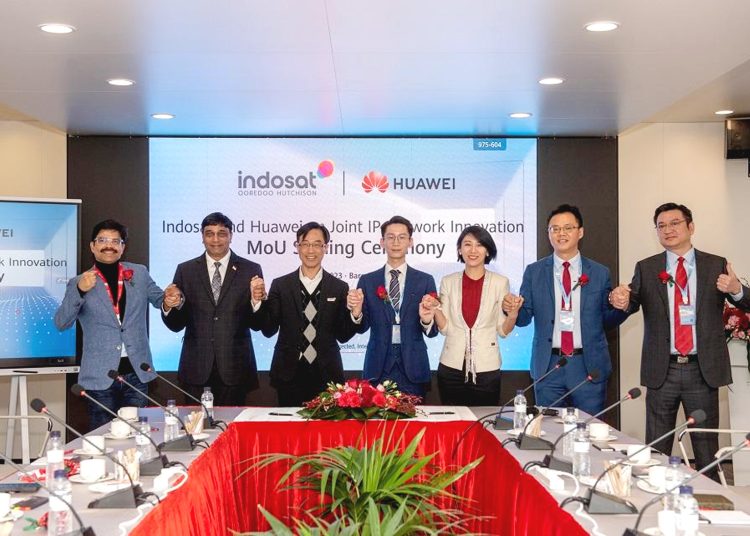 Chief Technology Officer Indosat Ooredoo Hutchison, Desmond Cheung (tiga dari kiri), dan Director of Huawei Indonesia IOH Account, Daniel Wu (empat dari kanan) melakukan MoU inovasi bersama SRv6 di ajang Mobile World Congress (MWC) 2023, Barcelona, Senin.(ist)