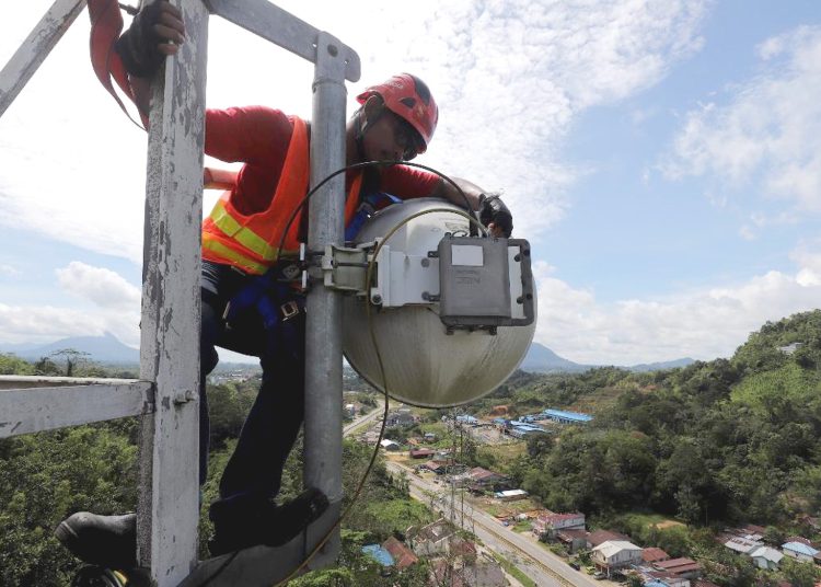 Teknisi XL Axiata melakukan pemeliharaan perangkat BTS XL Axiata di Entikong, Kabupaten Sanggau, Provinsi Kalimantan Barat, Kamis.(ist)