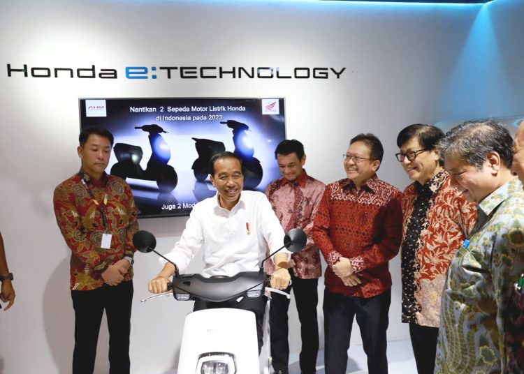 Presiden Republik Indonesia Ir. Joko Widodo mencoba motor listrik Honda EM1 e ditemani jajaran direksi PT Astra Honda Motor pada gelaran Indonesia International Motor Show 2023.(ist)