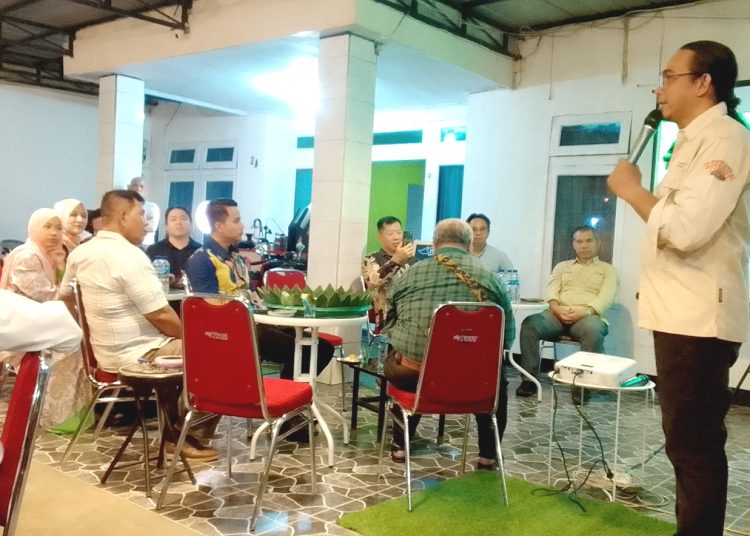 Gusti Iwan Darmawan memproklamirkan kedai Kopi Kojal dan Gerai Kopi Kayong Utara, Kamis.(matra)