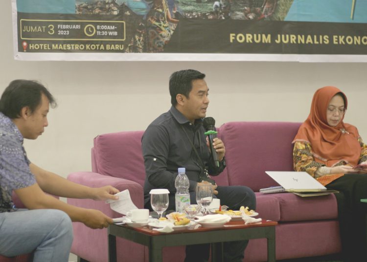 Kepala Kantor Perwakilan Bursa Efek Indonesia Wilayah Kalbar, Taufan Febiola (tengah).