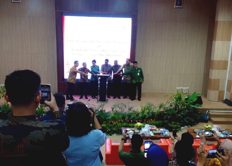 Penandatanganan Pencanangan Literasi dan Inklusi Pasar Modal kepada seribu Guru di Kalimantan Barat, Kamis.(matra)