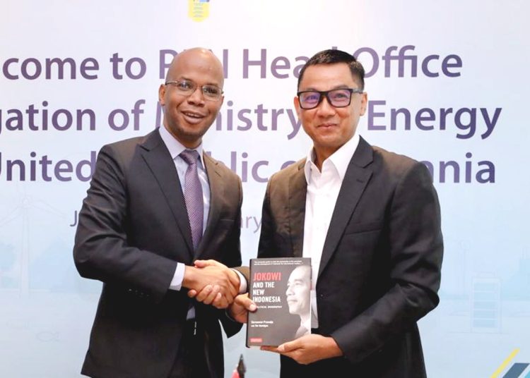 Direktur Utama PLN Darmawan Prasodjo (kanan) dan Menteri Energi Tanzania, January Makamba. (ist)