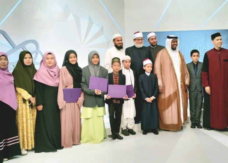 Raya Salsabila (ke empat dari kiri) bersama dewan juri dan pemenang MTQ Tijan Annur, Qatar.