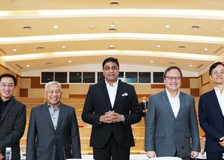 President Director and CEO Indosat Ooredoo Hutchison, Vikram Sinha (tengah).ist