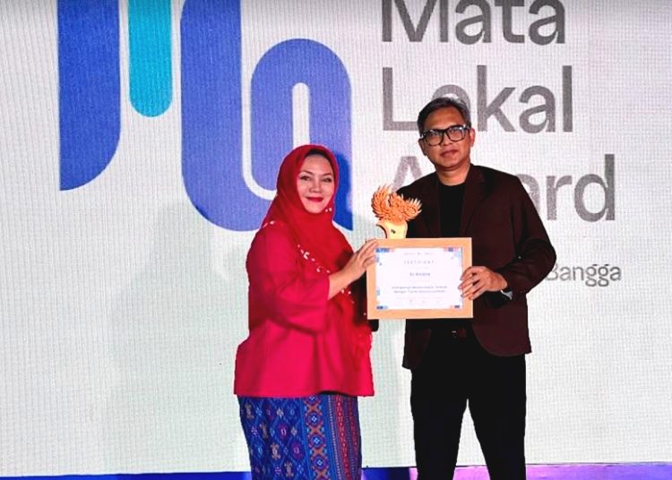 Group Head Corporate Communication XL Axiata, Retno Wulan (kiri), menerima penghargaan Mata Lokal kategori Kampanye Mixed Media Terbaik. (ist)