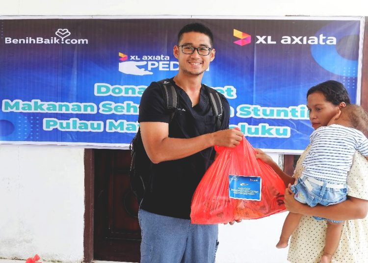 Warga menerima paket makanan sehat cegah dari program  CSR XL Axiata.(ist)