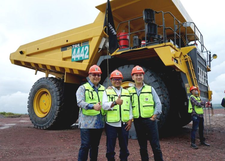 Dari kiri, Director Huawei Indonesia, Jimmy Christanthio, Chief Enterprise & SME XL Axiata, Feby Sallyanto, dan CTIO & Corporate Information System Division Head at Pamapersada Nusantara, Joseph Lembayung saat peluncuran The First Hybrid LTE Network on Open Pit Mining & Go Live EwacsPro di Sangatta, Kalimantan Timur, Senin.(ist)