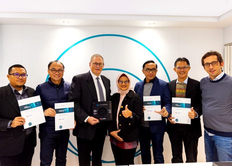 CEO Opensignal, Dave Isenberg (ketiga kiri) dan Presiden Direktur & CEO XL Axiata, Dian Siswarini (tengah), foto bersama jajaran Komisaris dan Manajemen XL Axiata usai penyerahan penghargaan Opensignal, Rabu.(ist)