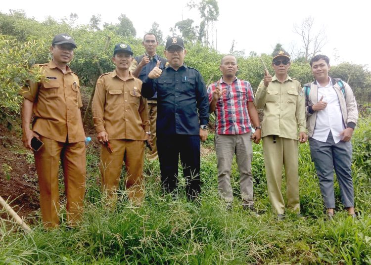 Florentinus Anum, M.Si, Kadis Tanaman Pangan dan Hortikultura Provinsi Kalimantan Barat bersama petani cabe.(ist)