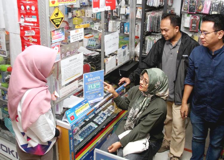 Presiden Direktur & CEO XL Axiata, Dian Siswarini (tengah) saat mengunjungi  retail outlet di Desa Jole, Kecamatan Luwuk, Kabupaten Banggai, Sulawesi Tengah, Sabtu.(ist)
