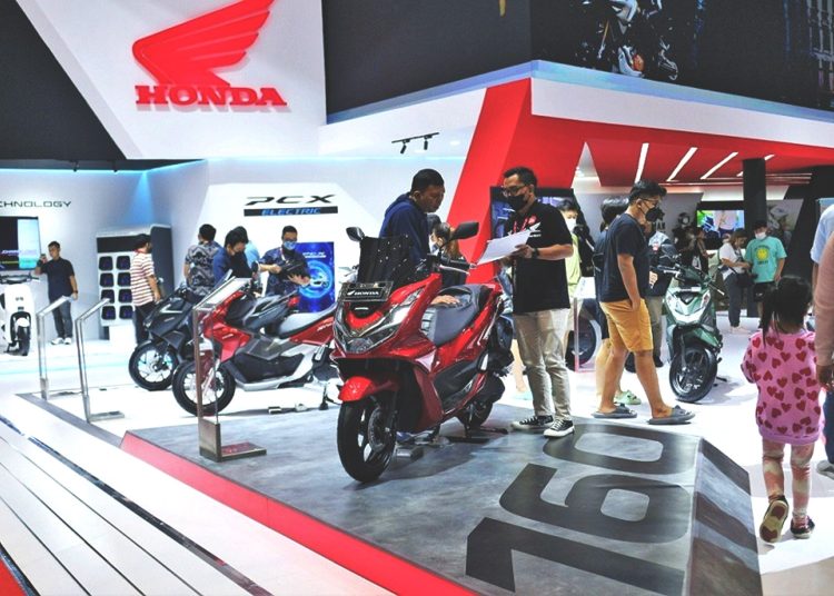 Pengunjung booth Honda pada pameran Indonesia International Motor Show (IIMS) 2023 yang digelar di JIExpo, Kemayoran. Jajaran Skutik Honda 160cc mencatatkan penjualan hingga 421 unit.(ist).