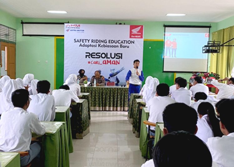 Astra Motor Kalbar bersama Kepolisian Edukasi keselamatan berkendara bagi pelajar di Pontianak.(ist)