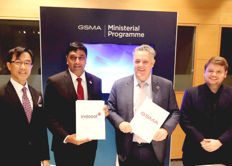 President Director & CEO IOH Vikram Sinha (kedua dari kiri) dan Chief Regulatory Officer at GSMA and President Mobile for Development Foundation John Giusti (ke dua dari kanan) setelah penandatanganan nota kesepahaman MoU,  di Barcelona, Selasa. (ist)