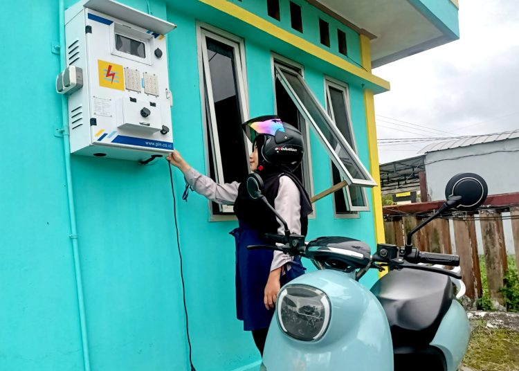 Pengisian baterai motor listrik di rumah. Hemat dan praktis.(ist)
