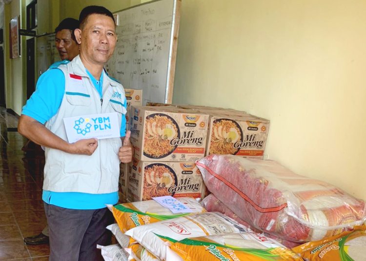 PLN UID Kalbar menyalurkan bantuan untuk masyarakat terdampak banjir di Sambas, Kalimantan Barat.(ist)