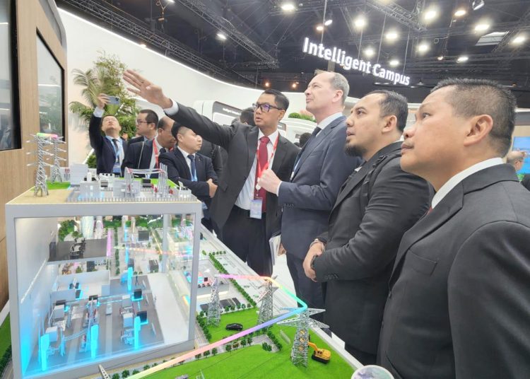 Direktur Utama PT PLN (Persero), Darmawan Prasodjo (kiri) di ajang Mobile World Congress (MWC) 2023 di Barcelona.