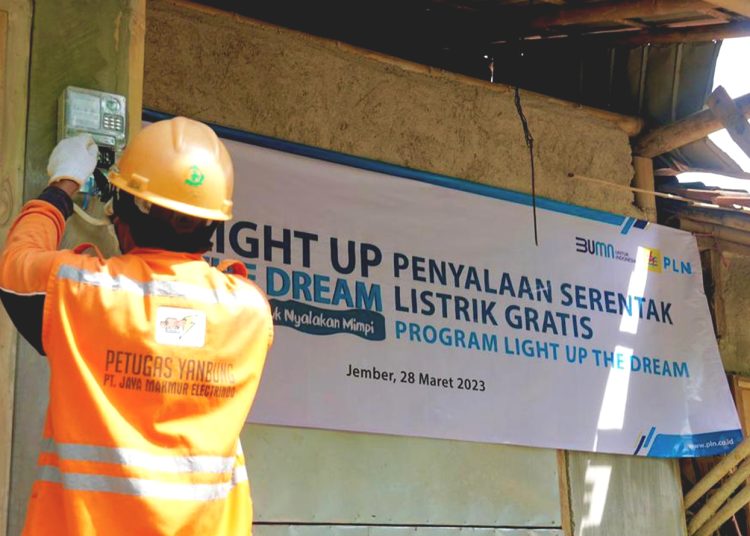 Bantuan pasang listrik dari donasi pegawai PLN kepada warga kurang mampu.(ist)