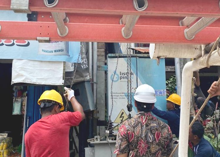 Perawatan aset-aset kelistrikan, salah satunya penggantian trafo distribusi di Pasar Kenari, Kabupaten Sanggau, Kalbar.(ist)