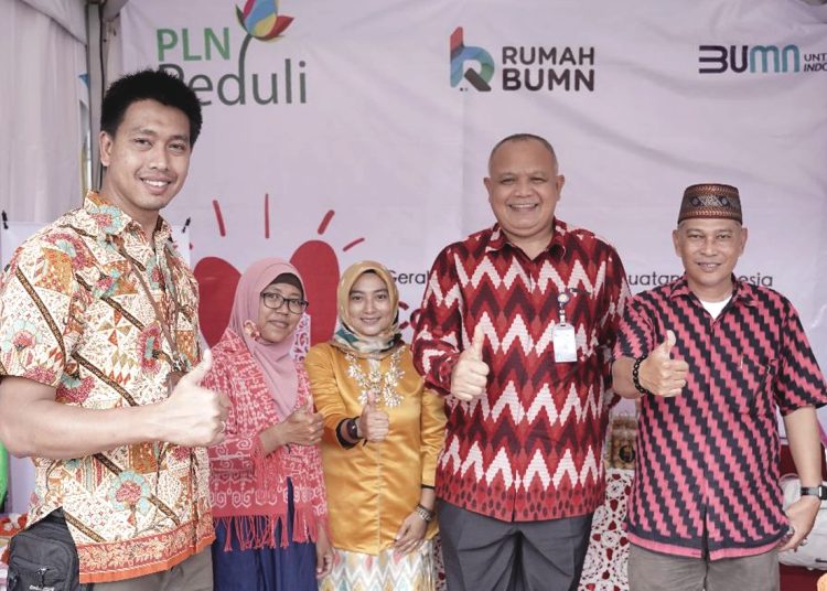 Mochamad Soffin Hadi, General Manager PLN UID Kalbar (ke dua kanan) bersama UMKM binaan.(ist)