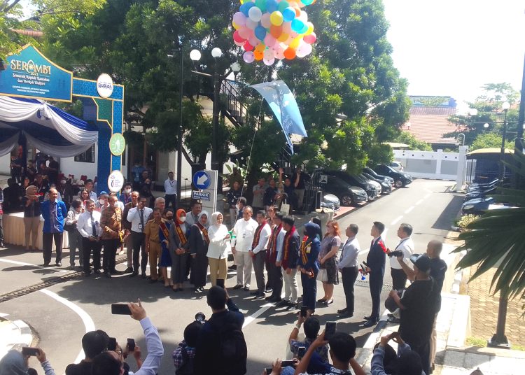 Pelepasan balon Kick of Serambi oleh Nur Asyura Anggini Sari, Kepala KPw BI Kalbar, menandai dimulainya layanan penukaran uang untuk kebutuhan Idul Fitri 2023, Senin.(matra)