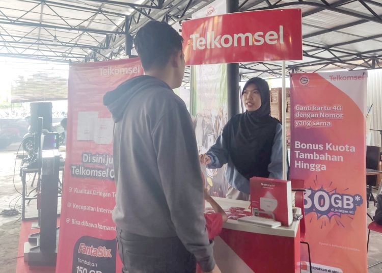 Migrasi kartu USIM 4G di beberapa wilayah di Kalimantan, termasuk Kabupaten Ketapang. Pelanggan tidak perlu khawatir karena nomor akan tetap sama, dan tidak mengalami perubahan setelah upgrade kartu lama ke 4G.(ist)