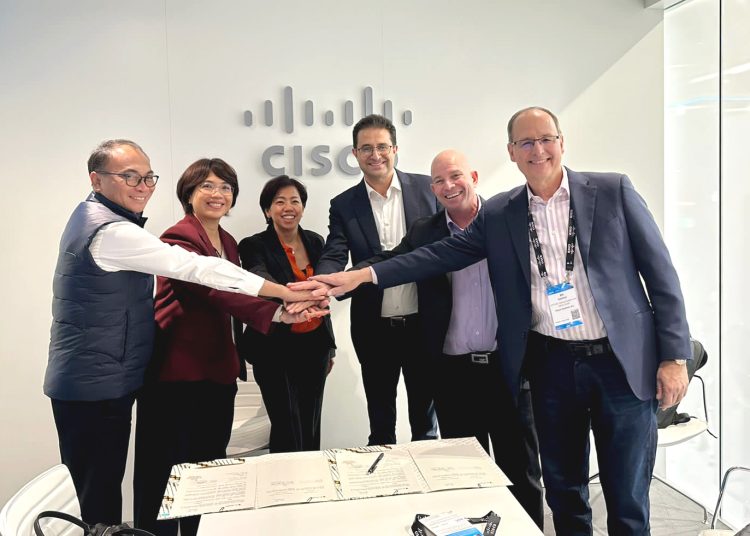 Direktur & Chief Teknologi Officer XL Axiata, I Gede Darmayusa (kiri) dan Direktur & Chief Digital Transformation and Enterprise Business Officer XL Axiata, Yessie D Yosetya (tiga dari kiri) di dalam rangkaian acara Mobile World Congress (MWC) 2023 di Fira Barcelona, Spanyol, Senin.(ist)