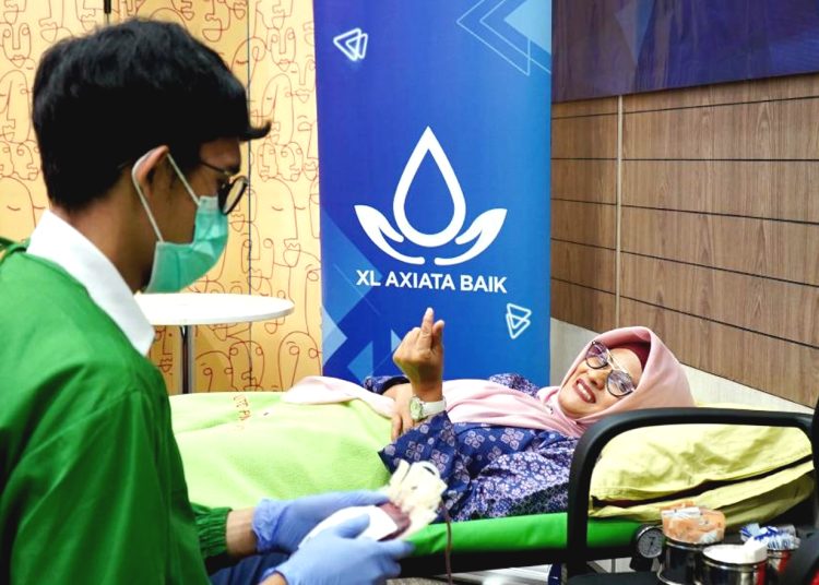 Presiden Direktur & CEO XL Axiata, Dian Siswarini turut serta menjadi pendonor . (ist)