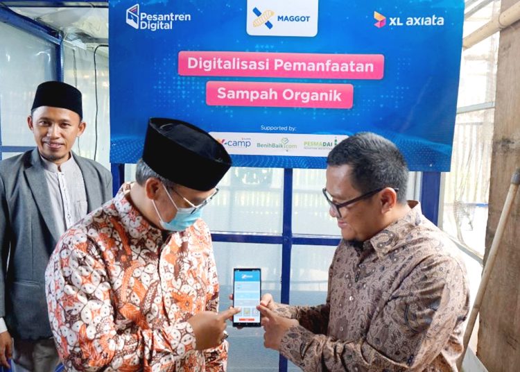 Chief Enterprise & SME XL Axiata, Feby Sallyanto (kanan) menunjukkan teknologi IoT melalui aplikasi X Maggot di smartphone kepada Staff Khusus Wakil Presiden RI, Bidang Ekonomi dan Keuangan Syariah, Lukmanul Hakim. PhD (kedua kiri).(ist)