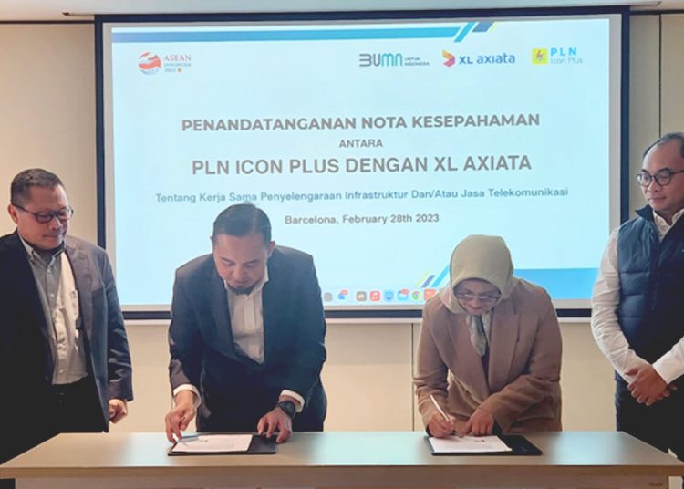 Presiden Direktur & CEO XL Axiata, Dian Siswarini (kanan) dan Direktur Utama PLN Icon Plus, Ari Rahmat Indra Cahyadi (kiri) menandatangani nota kesepahaman antara XL Axiata dengan PLN Icon Plus di sela sela ajang Mobile World Congress 2023 di Barcelona, Spanyol, Selasa.(ist)