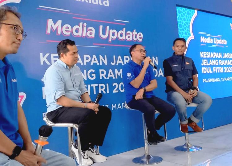 Dari kiri, Head External Communications XL Axiata, Henry Wijayanto, Head of Sales XL Axiata area Sumsel - Bengkulu, Budi Utama Lubis, Direktur & Chief Teknologi Officer XL Axiata, I Gede Darmayusa dan Head Strategic Operation & Automation, Jhon Paber Ompusunggu saat Media Update Kesiapan Jaringan Jelang Ramadan dan Idul Fitri 2023 di Palembang, Senin.(ist)