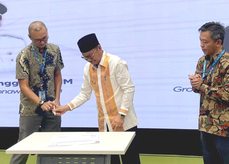 Group Head Regional Enterprise Account XL Axiata, R.Wicaksono (kiri) dan Bupati Konawe Selatan H. Surunuddin Dangga, S.T., M.M.(ist)