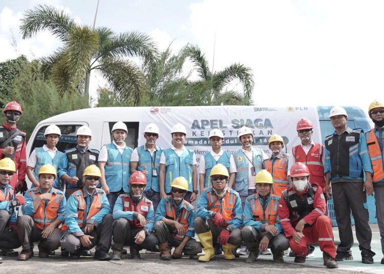 Petugas PLN siap amankan pasokan listrik saat Idul Fitri.(ist)