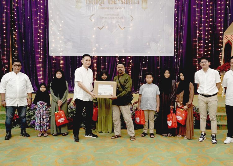 Astra Motor Kalbar berbuka puasa bersama dan berbagi kepada anak-anak panti asuhan.(ist)