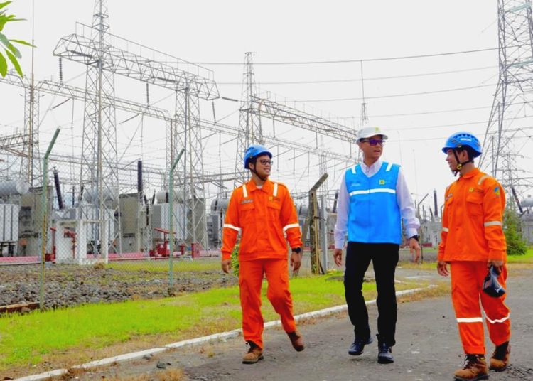 Dirut PLN, Darmawan Prasodjo (tengah).
