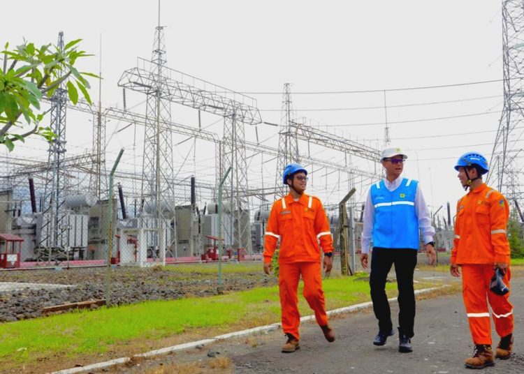 Dirut PLN,Darmawan Prasodjo (tengah).