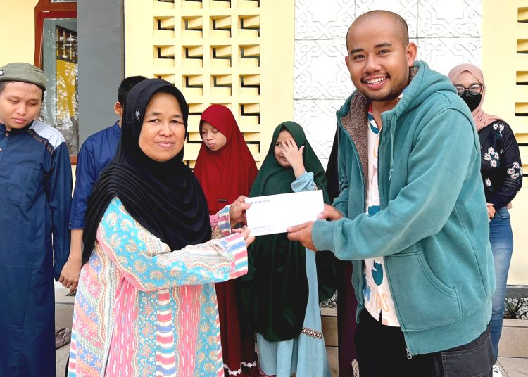 Tim Astra Motor Kalbar dan pekerja kreatif menyerahkan donasi ke Panti Asuhan Disabilitas Arrahmah-Pontianak.(ist)