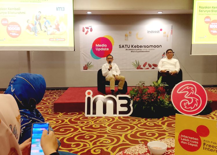 Head of Branch Sales Area Pontianak, Herman Usman (kiri) bersama Head of Branch Sales Pontianak Brand 3 Andri Kesuma bincang santai dan buka puasa bersama awak jurnalis di Pontianak, Jumat.(matra)