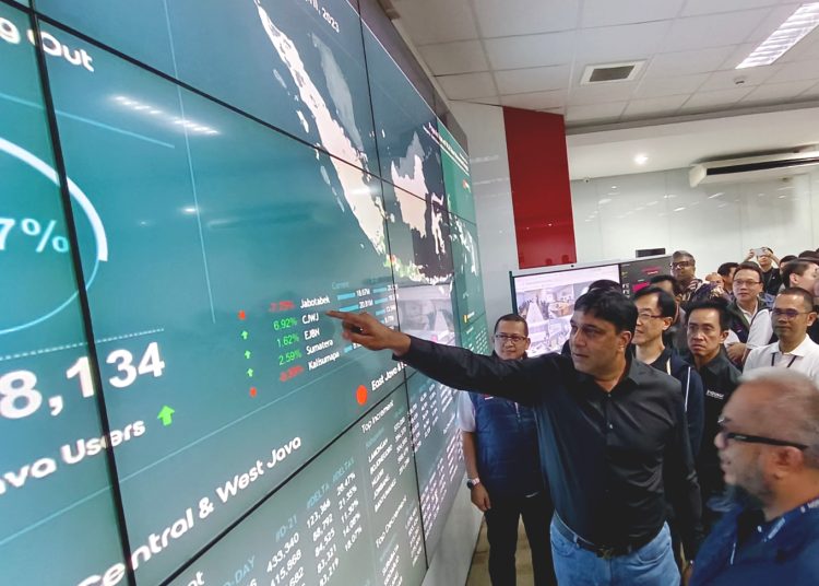 President Director & CEO Indosat Ooredoo Hutchison Vikram Sinha (ke tiga dari kiri) dan Chief Technology Officer Indosat Ooredoo Hutchison  Desmond Cheung (ke dua dari kiri) saat melakukan pemantauan kapasitas jaringan dan trafik pelanggan menjelang Lebaran di Indosat Command Center.(ist)