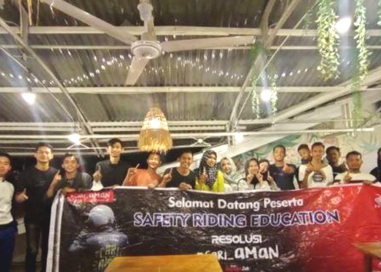 Komunitas Honda Scoopy Riders Pontianak foto bersama instruktur edukasi.(ist)