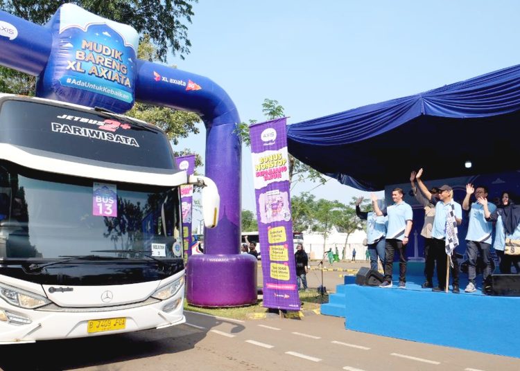 Direktur & Chief Teknologi Officer XL Axiata, I Gede Darmayusa bersama jajaran management XL Axiata melepas para pemudik di acara pelepasan armada Mudik Bareng XL Axiata di Jakarta, Rabu.(ist)
