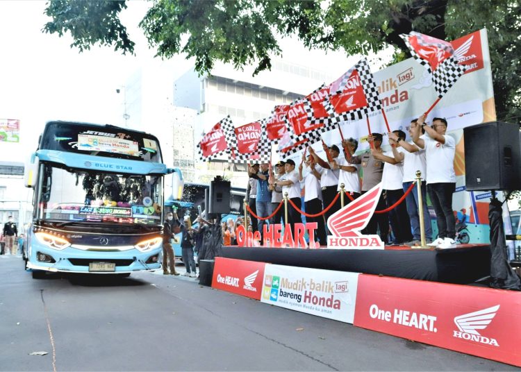 Jajaran manajemen AHM, Kementerian Perhubungan RI, dan Kepolisian Resort Metro Jakarta Utara melepas bus Mudik Bareng Honda 2023 di PT Astra Honda Motor, Sunter, Jakarta, pada Rabu.(ist)