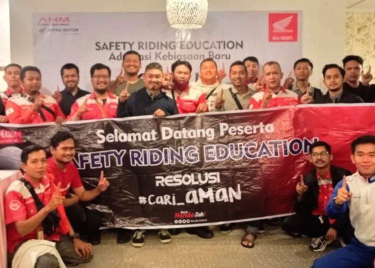 Foto karyawan Telkom Akses Pontianak Bersama Instruktur Safety Riding.(ist)